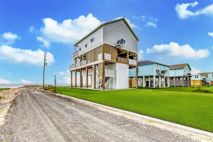 Exterior details and patio area of a home in , Bolivar (Image 24).