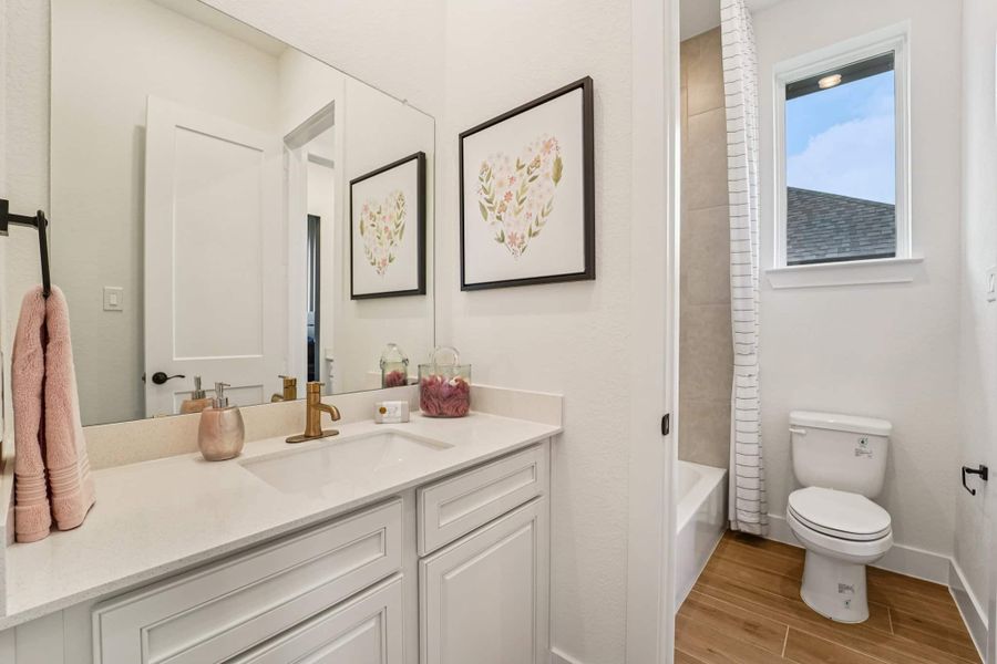Representative furnished interior of a home built from the Sydney – 60′ Lot by Chesmar Homes in Lakes of Cane Island, Katy (Image 25).