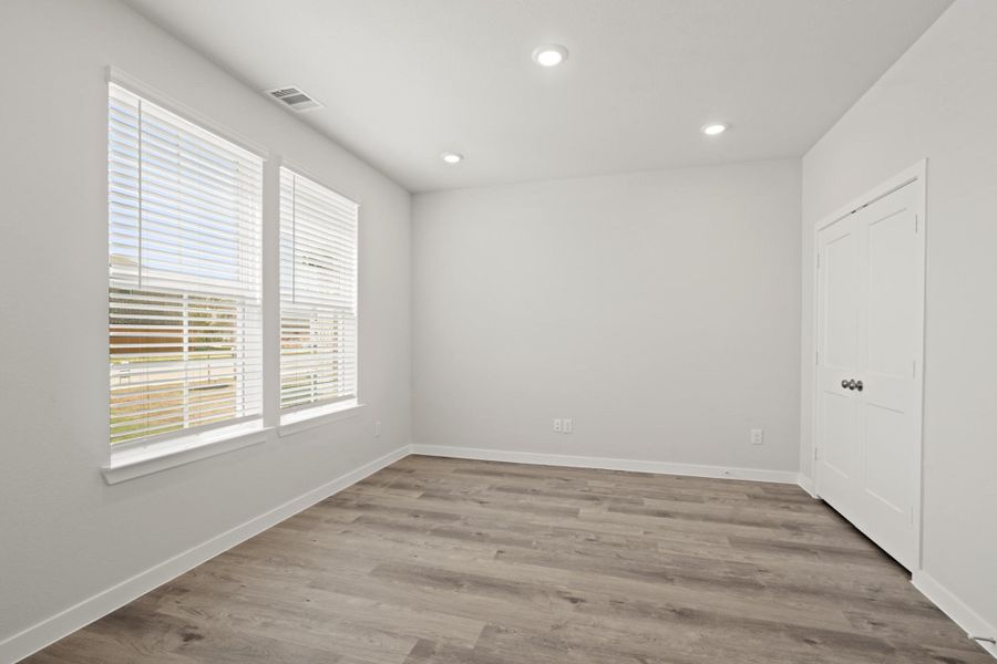 Spacious, unfurnished interior of a new home in Sunterra Lakes, Brookshire (Image 19).