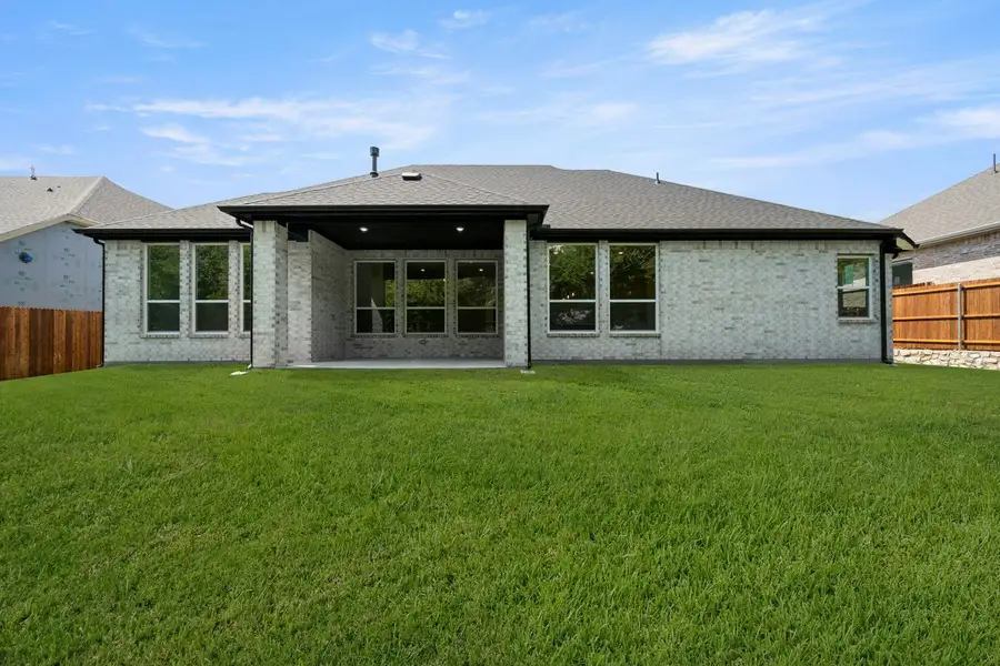 Exterior details and patio area of a home in Kentsdale Farms, DeSoto (Image 4).