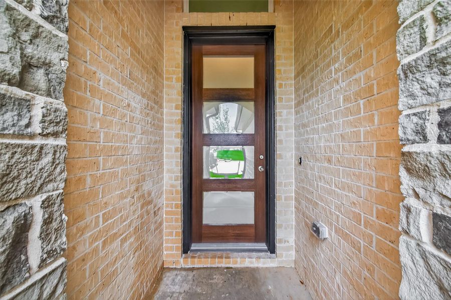 Exterior details and patio area of a home in Lago Mar, La Marque (Image 3).