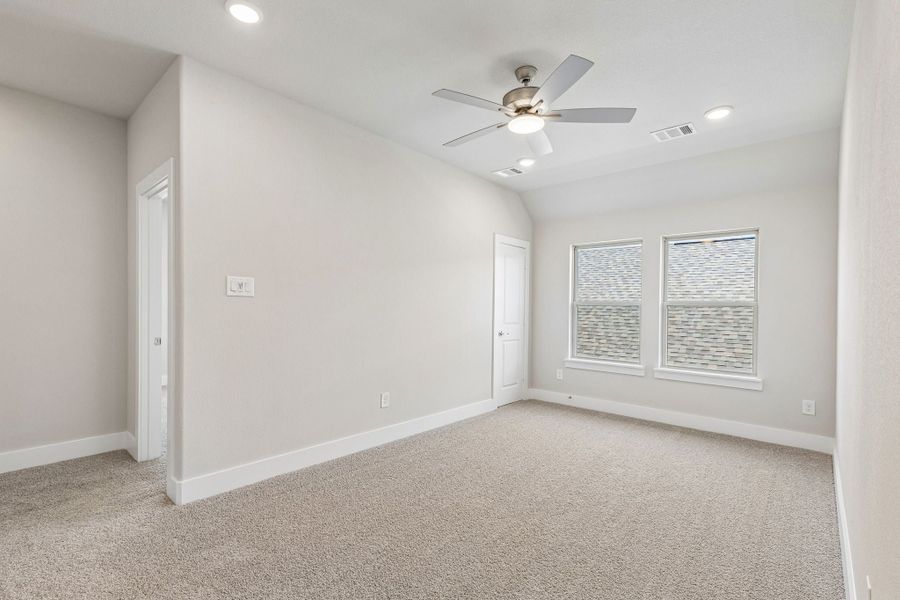 Spacious, unfurnished interior of a new home in Dove Hollow, Waxahachie (Image 31).