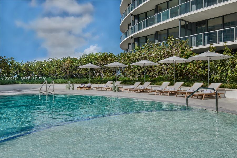 Condo located in Miami Beach, FL showcasing its design and architecture (Image 30).