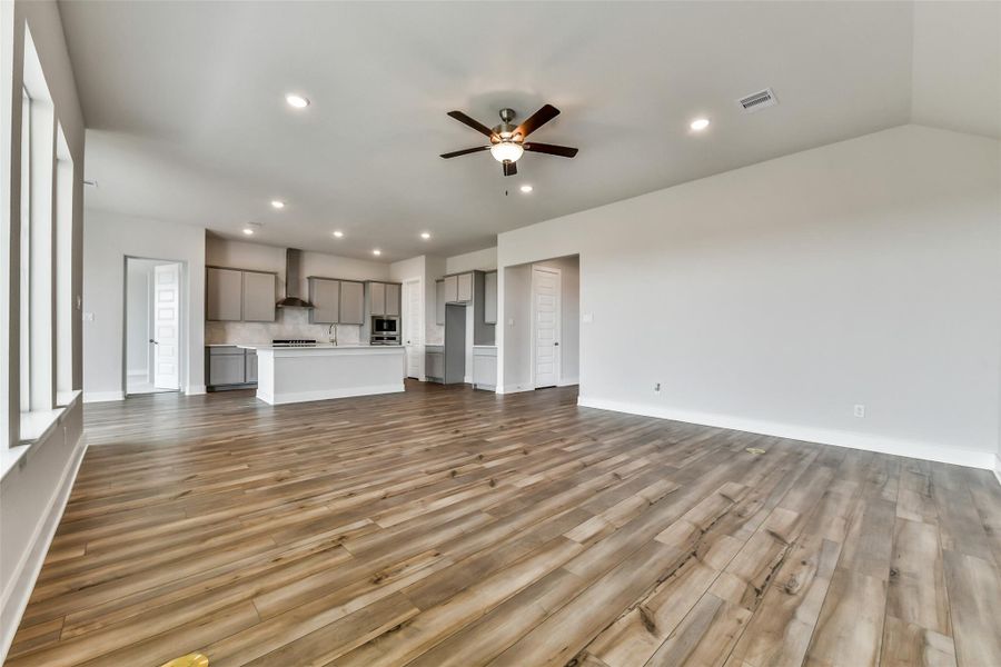 Spacious, unfurnished interior of a new home in , Texas City (Image 13).