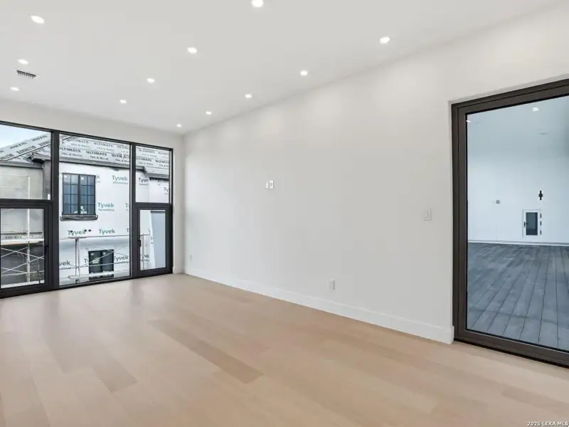 Spacious, unfurnished interior of a new home in , San Antonio (Image 26).