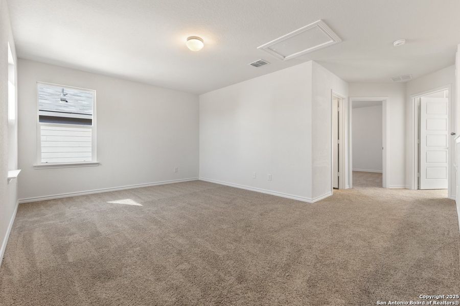 Spacious, unfurnished interior of a new home in , San Antonio (Image 8).