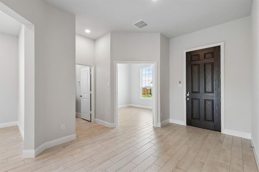 Spacious, unfurnished interior of a new home in Venetian, Weston (Image 14).