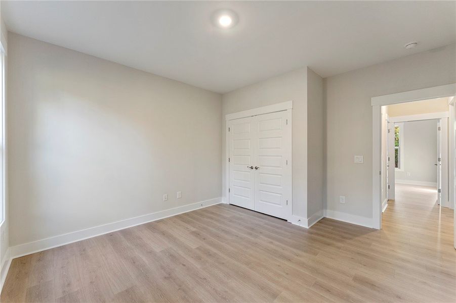 Spacious, unfurnished interior of a new home in Cross Creek Plantation, Seneca (Image 37).