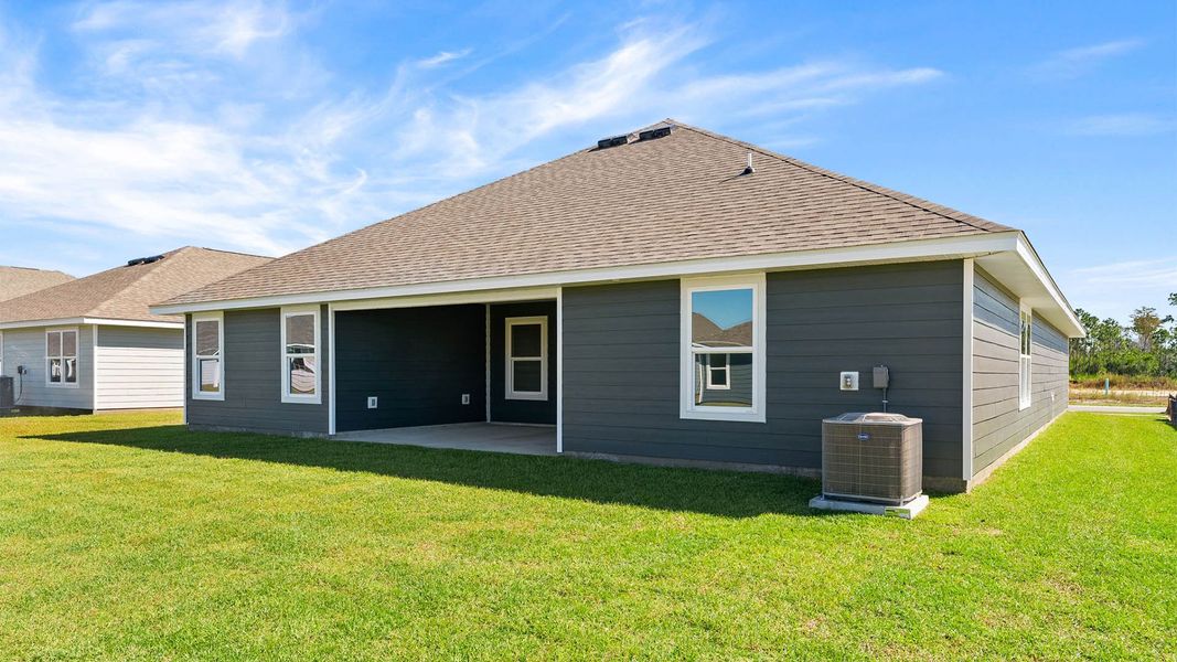 Exterior details and patio area of a home in Liberty, Panama City (Image 3).