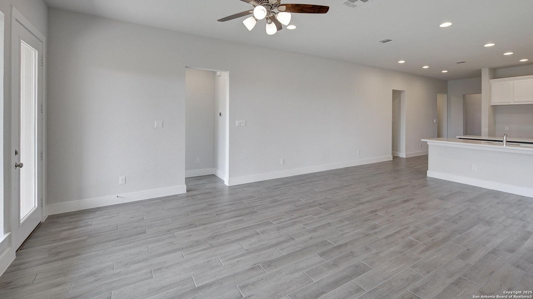 Spacious, unfurnished interior of a new home in Kallison Ranch 45', San Antonio (Image 17).