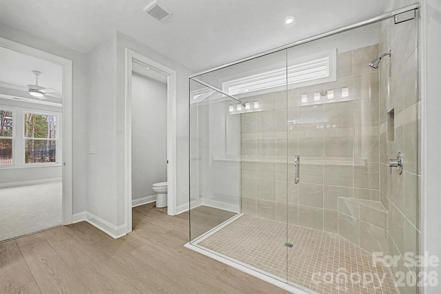 Spacious, unfurnished interior of a new home in Handsmill on Lake Wylie, York (Image 24).