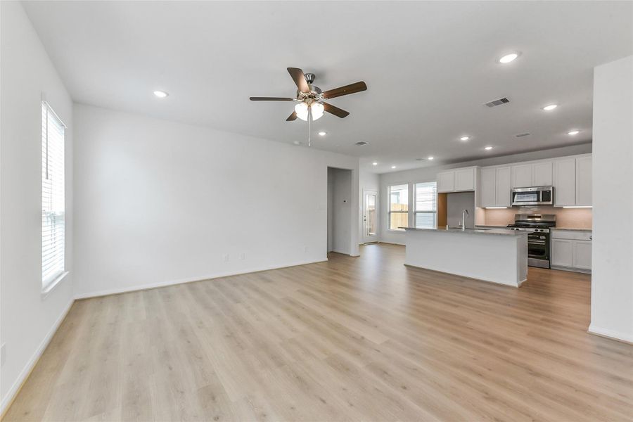 Spacious, unfurnished interior of a new home in , Houston (Image 28).