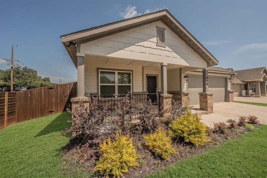 Exterior details and patio area of a home in Craftsman’s Corner, Cleburne (Image 4).