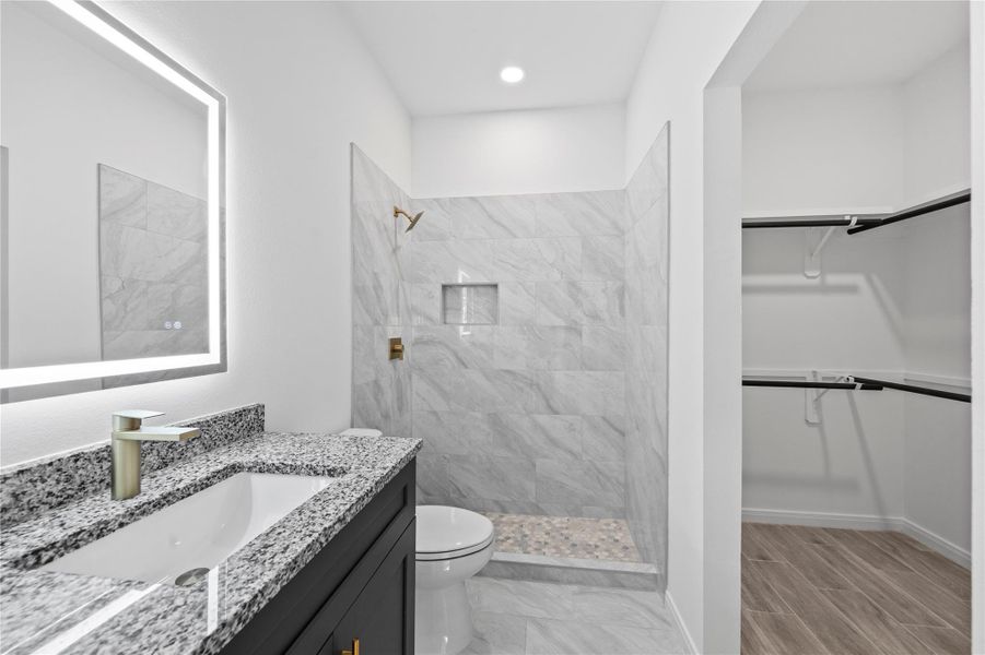Stand Up Shower w/ WalkInCloset