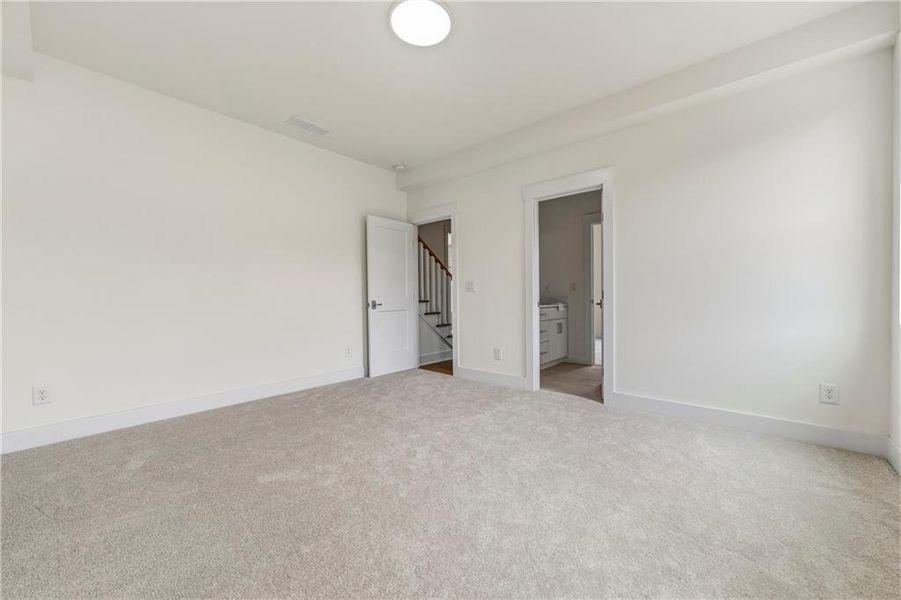 Spacious, unfurnished interior of a new home in , Gainesville (Image 36).