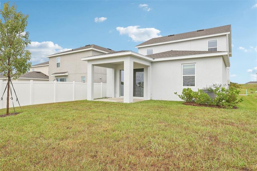 Exterior details and patio area of a home in Eagletail Landings, Howey-in-the-Hills (Image 24).