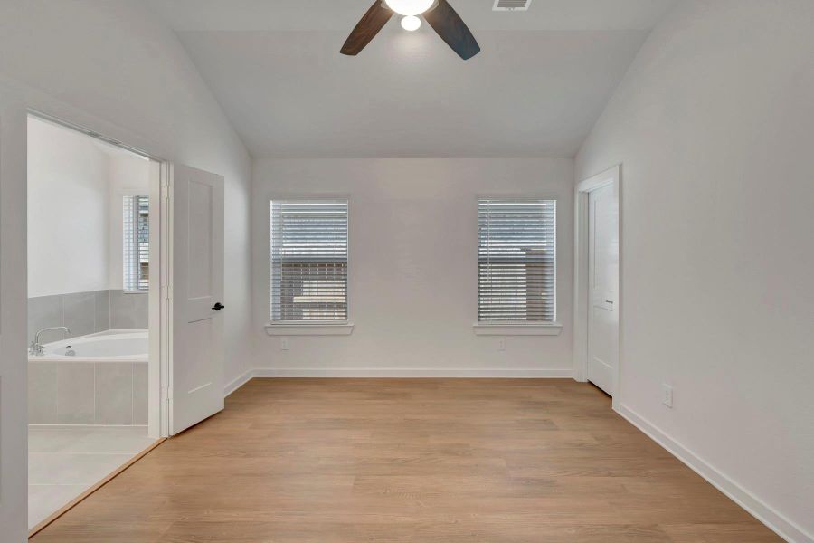 Spacious, unfurnished interior of a new home in Sorella, Tomball (Image 14).