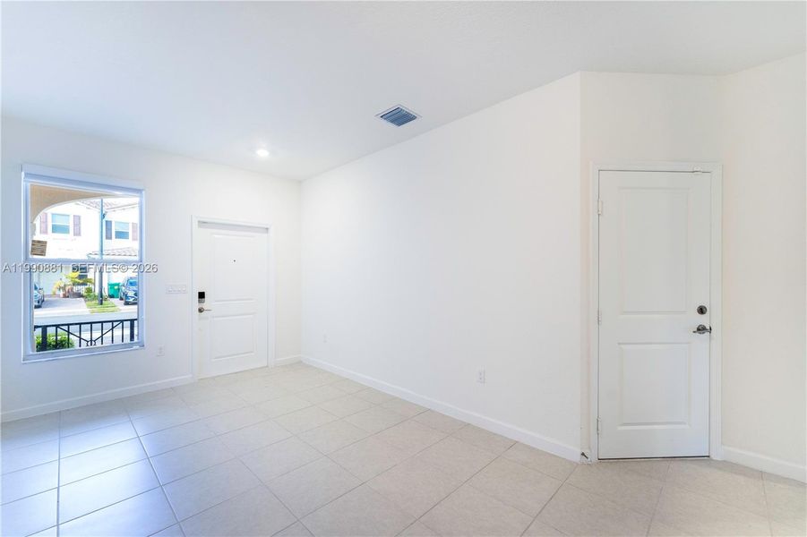 Spacious, unfurnished interior of a new home in , Lauderhill (Image 14).