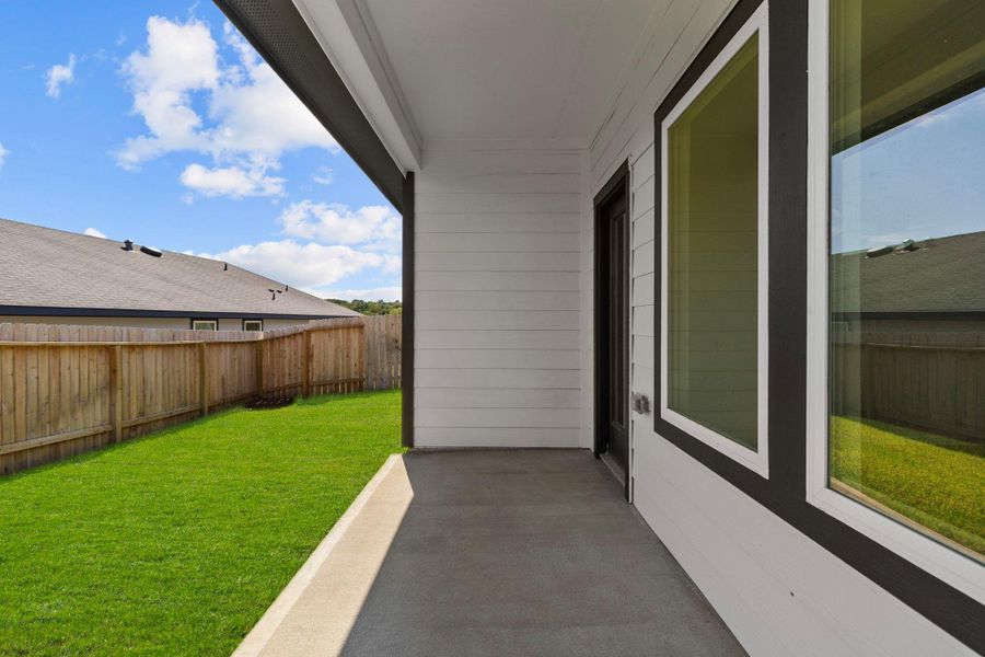 Exterior details and patio area of a home in Lake Conroe Cove, Willis (Image 3).