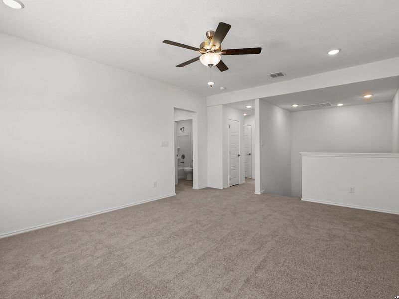 Spacious, unfurnished interior of a new home in Comanche Ridge, San Antonio (Image 37).