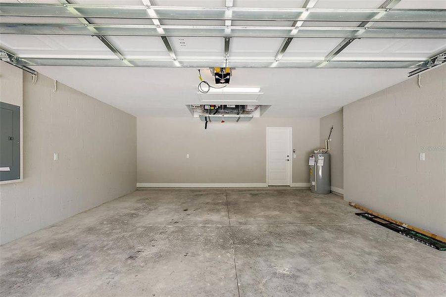 Spacious, unfurnished interior of a new home in , Dunnellon (Image 17).