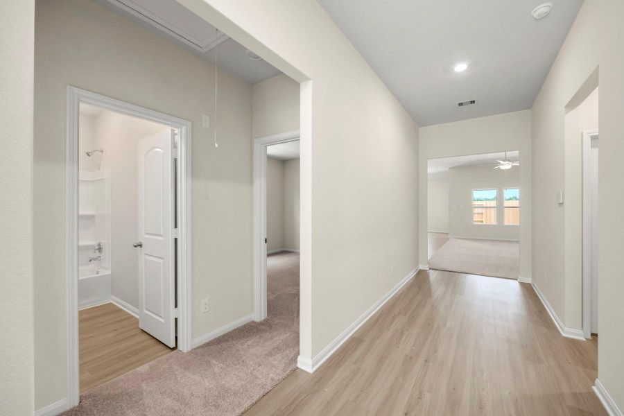 Spacious, unfurnished interior of a new home in Lago Mar, Texas City (Image 10).