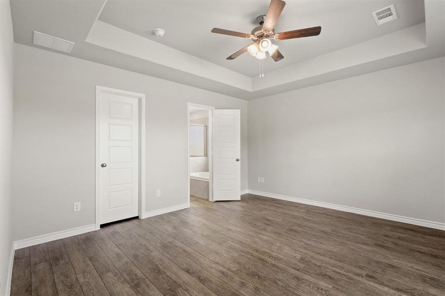 Spacious, unfurnished interior of a new home in Deer Creek, Fort Worth (Image 14).