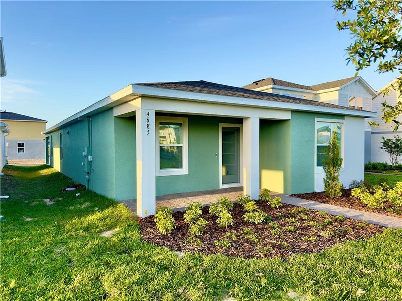 Exterior details and patio area of a home in Parkside Trails, Clermont (Image 3).