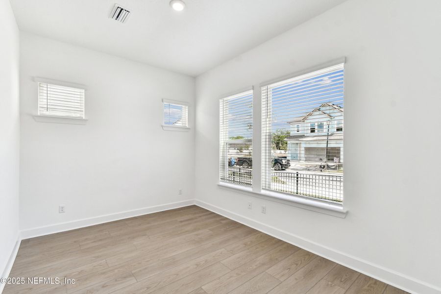 Spacious, unfurnished interior of a new home in , Jacksonville (Image 20).
