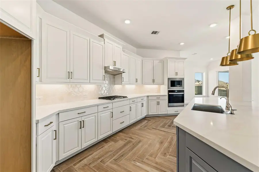 Furnished interior view inside a new home in Valencia, Manvel (Image 9).
