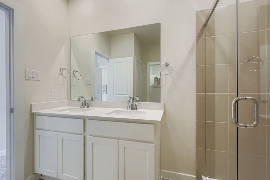 A bathroom with a sink and a mirror.