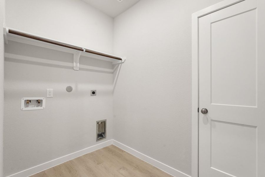 Spacious, unfurnished interior of a new home in Valor Park, Bay City (Image 19).