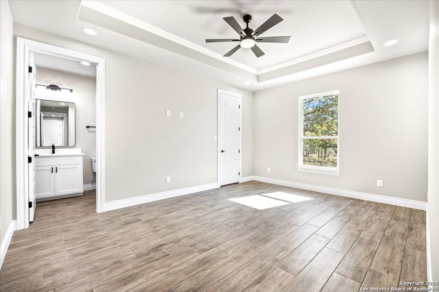 Spacious, unfurnished interior of a new home in , La Vernia (Image 36).