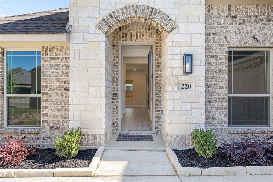 Exterior details and patio area of a home in Sunset Ridge, Alvarado (Image 21).