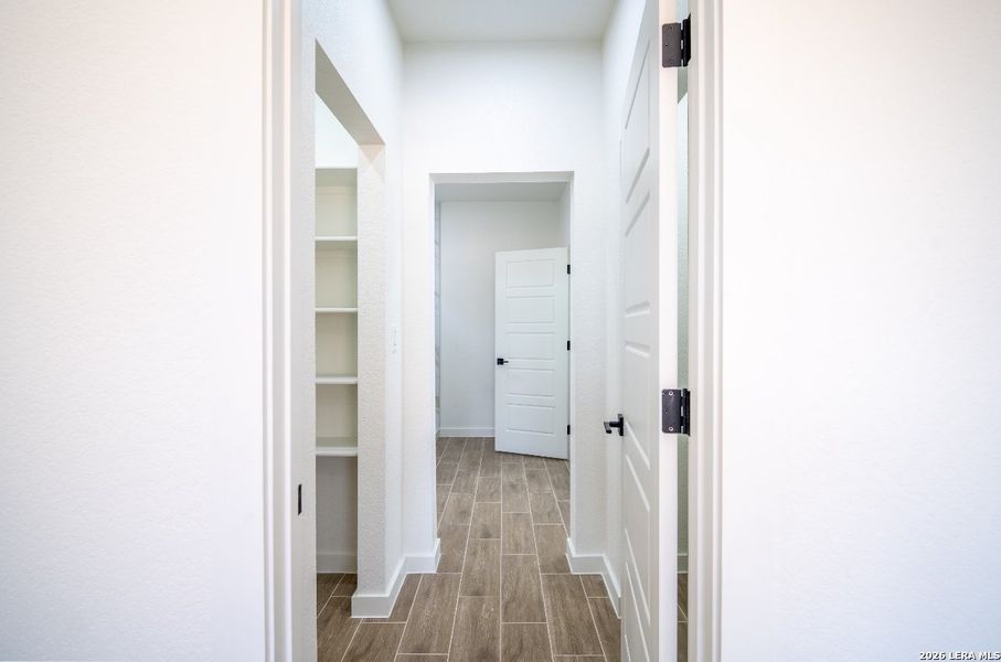 Spacious, unfurnished interior of a new home in , La Vernia (Image 11).