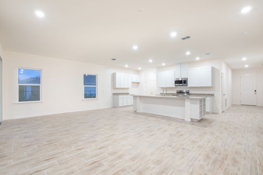 Spacious, unfurnished interior of a new home in Cape Coral, Cape Coral (Image 11).