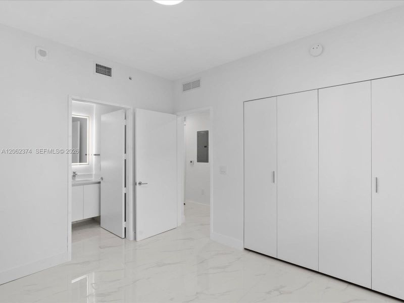 Spacious, unfurnished interior of a new home in , Miami (Image 33).