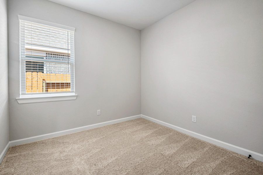 Spacious, unfurnished interior of a new home in Sweetwater Ridge, Conroe (Image 12).