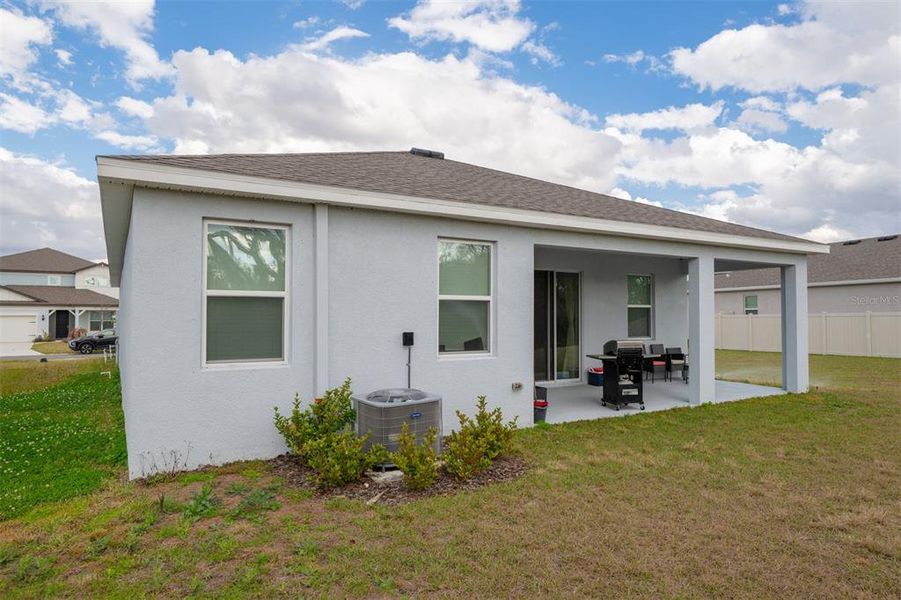 Exterior details and patio area of a home in North Park Isle, Plant City (Image 29).
