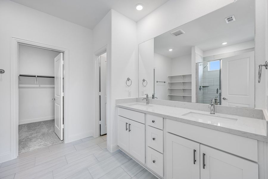 Furnished interior view inside a new home in Madero 50s, Fort Worth (Image 6).