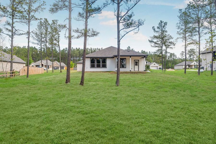 Exterior details and patio area of a home in Deer Pines, Conroe (Image 27).