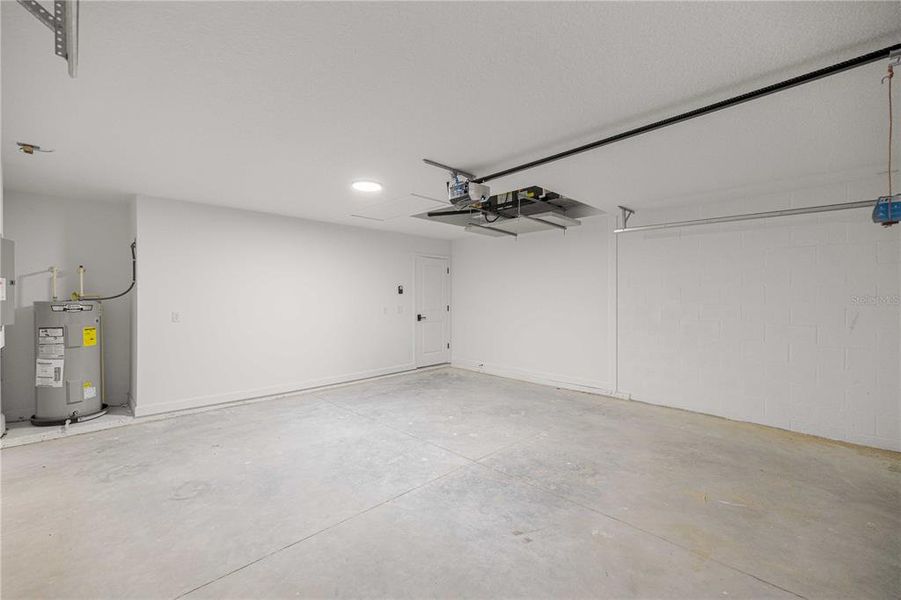 Spacious, unfurnished interior of a new home in , Dunnellon (Image 13).