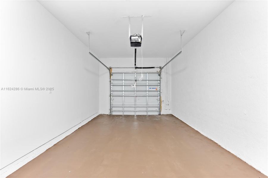 Spacious, unfurnished interior of a new home in , Florida City (Image 36).