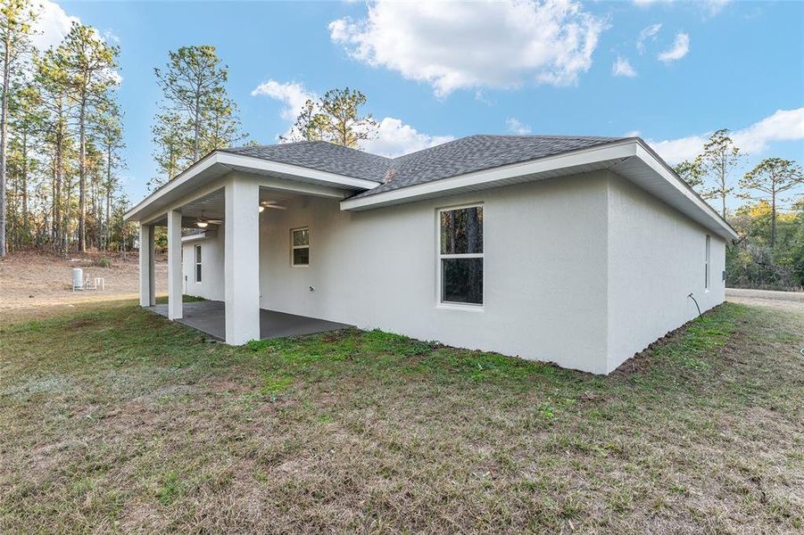 Exterior details and patio area of a home in , Dunnellon (Image 46).