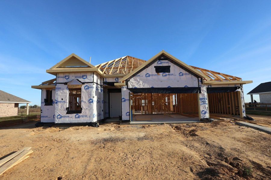 One-story home with 3 bedrooms, 2.5 baths, and 3 car garage