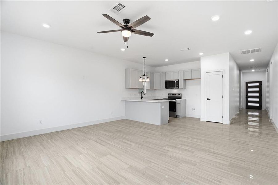 Spacious, unfurnished interior of a new home in , Mineral Wells (Image 12).