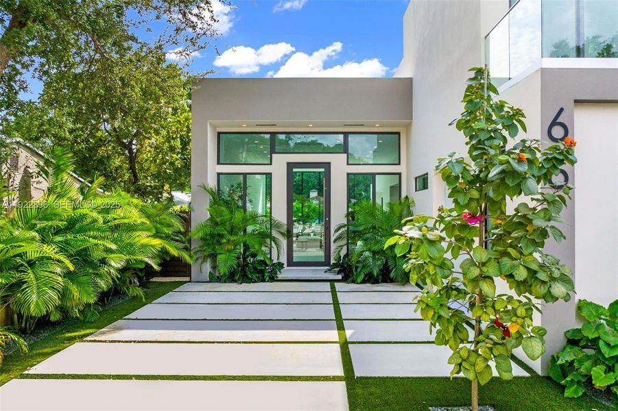 Exterior details and patio area of a home in , Miami (Image 4).