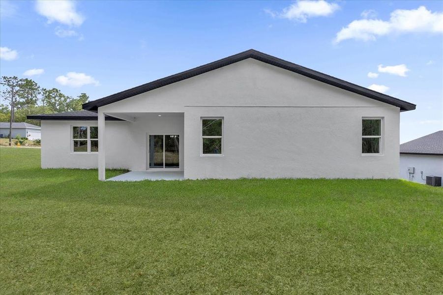 Exterior details and patio area of a home in , Dunnellon (Image 4).