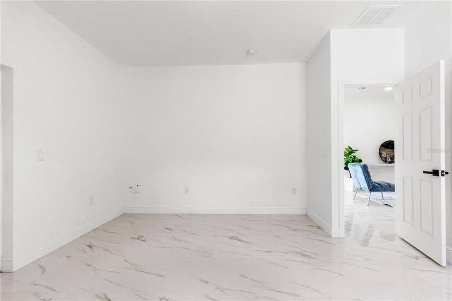Spacious, unfurnished interior of a new home in , Tampa (Image 35).