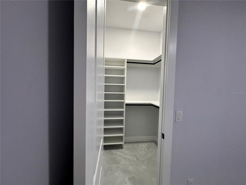 Spacious, unfurnished interior of a new home in , Cape Coral (Image 24).